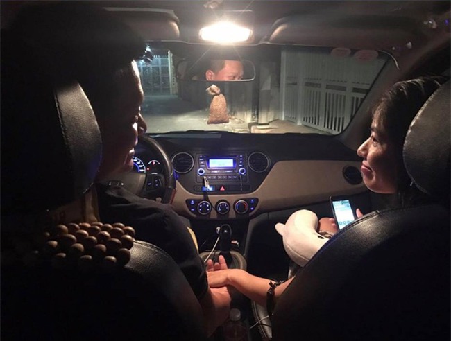 Chuyện ngày nắng nóng: Chồng chạy grab tình cảm với vợ ngồi ghế bên, khách nữ đành lạc lõng ngồi phía sau - Ảnh 1.