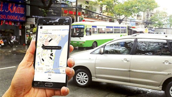 Chuyện ngày nắng nóng: Chồng chạy grab tình cảm với vợ ngồi ghế bên, khách nữ đành lạc lõng ngồi phía sau - Ảnh 2.