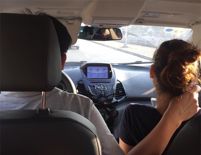 Chuyện ngày nắng nóng: Chồng chạy grab tình cảm với vợ ngồi ghế bên, khách nữ đành lạc lõng ngồi phía sau - Ảnh 3.