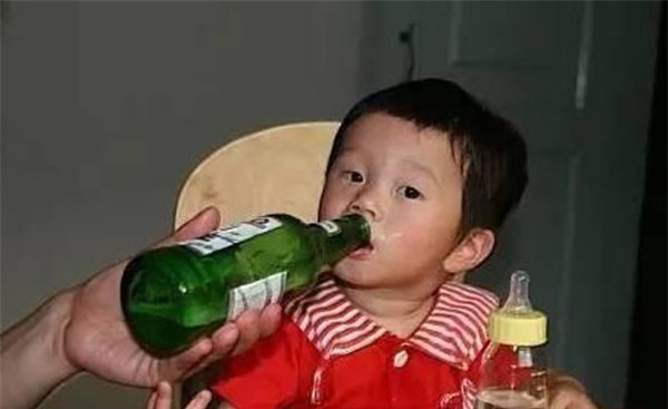 Trẻ uống bia, dù chỉ là 1 ngụm nhỏ, sức khỏe cũng có thể bị tàn phá khủng khiếp - Ảnh 2.