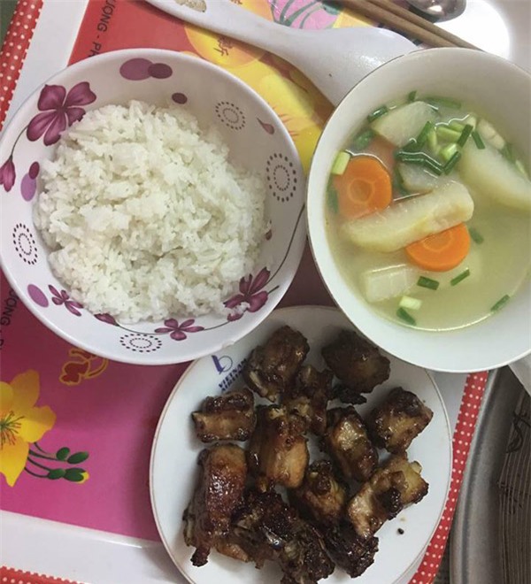 tu di cho, nau com cho vo sau sinh, anh chong 8x duoc chi em khen ngoi het loi - 8