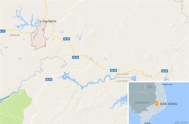 Thi the be gai 6 thang tuoi trong boc vai ven duong hinh anh 2