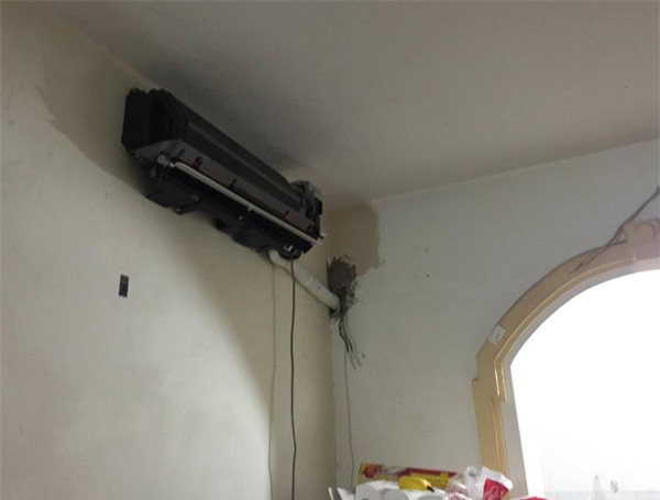 Nắng nóng đỉnh điểm, dân Hà Nội khốn đốn chạy khắp nơi tìm thợ sửa điều hòa - Ảnh 2.