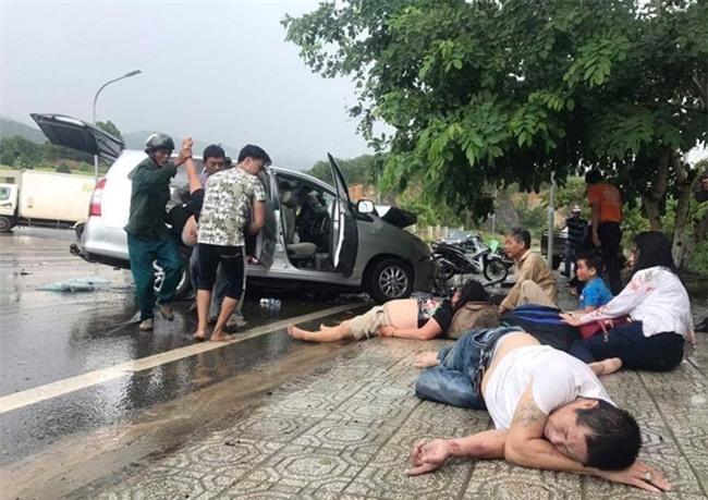 Hai xe du lịch đối đầu trên QL20, 9 người bị thương - Ảnh 1.