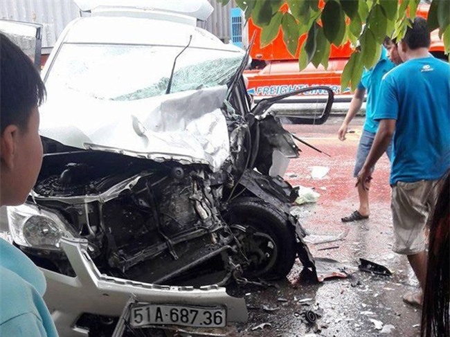 Hai xe du lịch đối đầu trên QL20, 9 người bị thương - Ảnh 2.