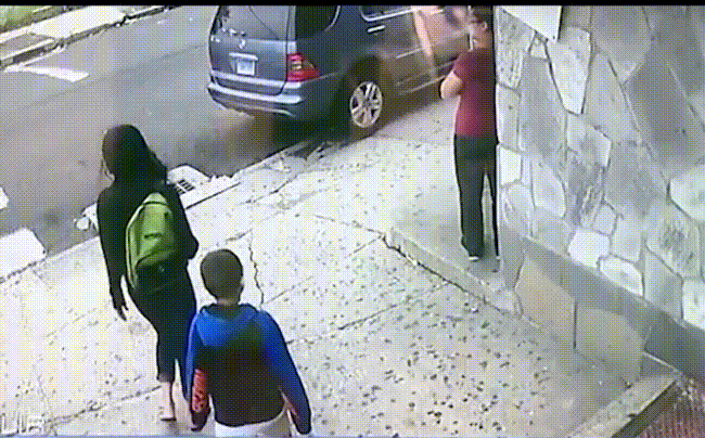 Clip: Khoảnh khắc đáng sợ khi người phụ nữ xả thân cứu mạng một đứa trẻ