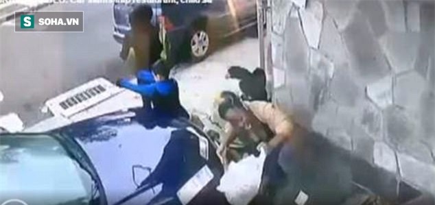 Clip: Khoảnh khắc đáng sợ khi người phụ nữ xả thân cứu mạng một đứa trẻ - Ảnh 2.