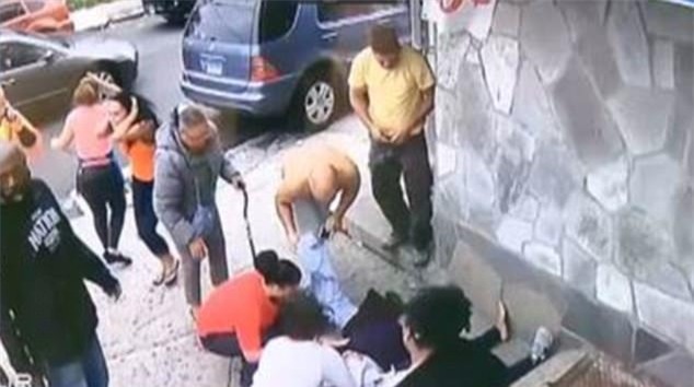 Clip: Khoảnh khắc đáng sợ khi người phụ nữ xả thân cứu mạng một đứa trẻ - Ảnh 3.