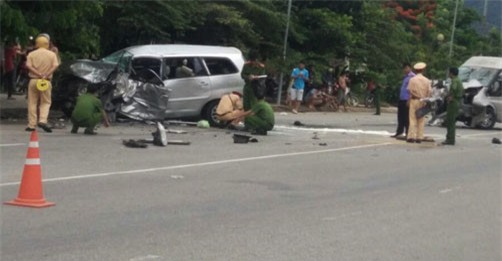 Xe khach Limousine doi dau oto 7 cho, 9 nguoi bi thuong hinh anh 1