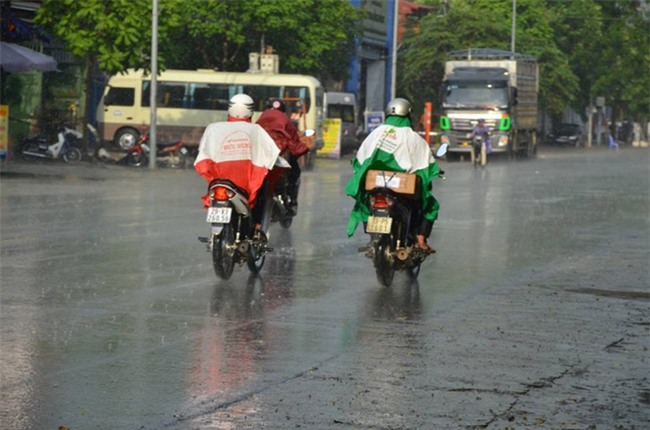 Hà Nội đã có cơn mưa giải nhiệt đầu tiên sau đợt nắng nóng kỷ lục suốt 5 ngày qua - Ảnh 8.