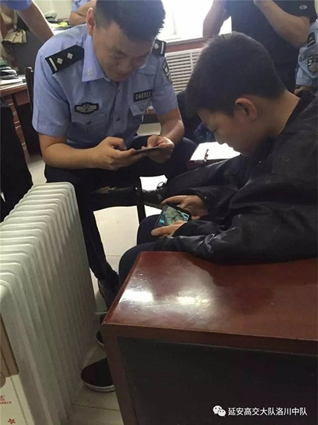 Cảnh sát hồn nhiên chơi điện tử trong ca trực và sự thật phía sau khiến nhiều người không khỏi kinh ngạc - Ảnh 1.