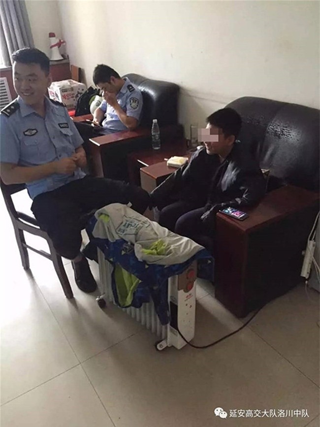 Cảnh sát hồn nhiên chơi điện tử trong ca trực và sự thật phía sau khiến nhiều người không khỏi kinh ngạc - Ảnh 4.