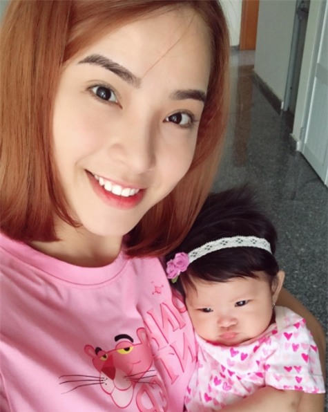 Hải Băng gây tranh cãi khi vừa bế con nhỏ vừa vô tư lái xe - Ảnh 1.