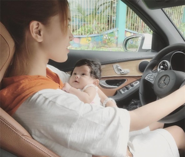 Hải Băng gây tranh cãi khi vừa bế con nhỏ vừa vô tư lái xe - Ảnh 2.
