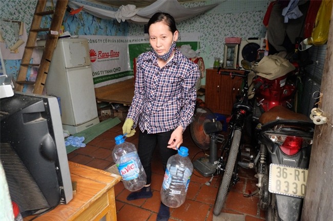 Bi hài cảnh mất nước sạch ngày Hà Nội nóng đỉnh điểm: Cả nhà 4 người chờ đủ 4 lần đi vệ sinh mới dám xả nước - Ảnh 1.