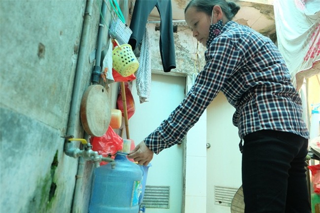 Bi hài cảnh mất nước sạch ngày Hà Nội nóng đỉnh điểm: Cả nhà 4 người chờ đủ 4 lần đi vệ sinh mới dám xả nước - Ảnh 3.