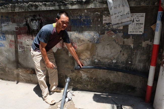 Bi hài cảnh mất nước sạch ngày Hà Nội nóng đỉnh điểm: Cả nhà 4 người chờ đủ 4 lần đi vệ sinh mới dám xả nước - Ảnh 7.