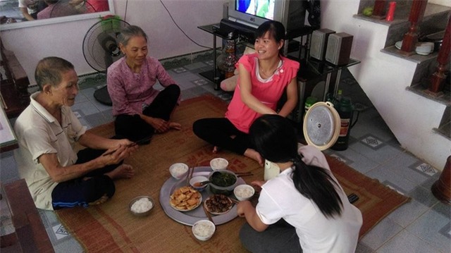 Gia đình ông Phùng Văn Lự ăn cơm trưa. Ảnh: Ngọc Thi