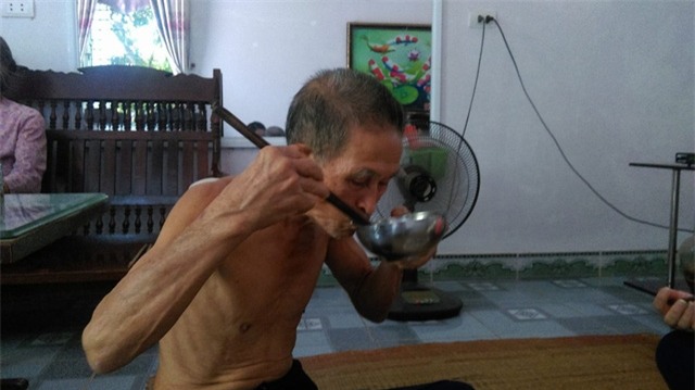 Vì ăn nhiều mà ông dùng bát to, đũa dài hơn. Ảnh: Ngọc Thi