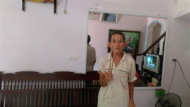 Theo lời vợ ông kể, từ ngày về ở với nhau, chưa bao giờ thấy ông dùng đũa thường như mọi người. Ảnh: Ngọc Thi