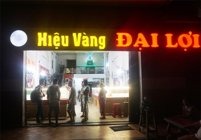 Nhom thanh nien dap tu kinh cuop vang tai Da Nang hinh anh 1