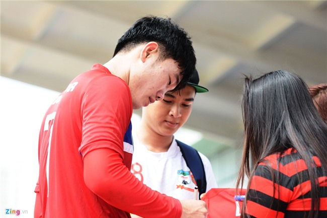 Xuan Truong than thien voi fan o ngay dau tap trung hinh anh 1