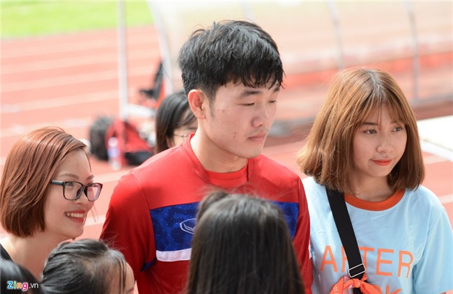 Xuan Truong than thien voi fan o ngay dau tap trung hinh anh 2