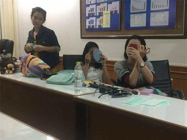 Cảnh sát Thái Lan bị chỉ trích vì chụp ảnh cười đùa với nghi phạm vụ giết người gây rúng động - Ảnh 1.