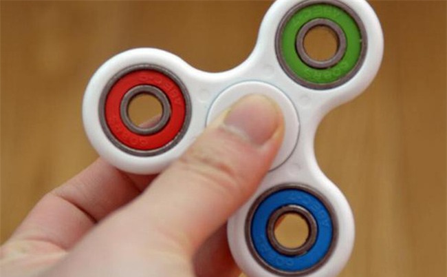 Cảnh giác: Một người mẹ suýt mất con gái 8 tuổi chỉ vì món đồ chơi thời thượng spinner - Ảnh 1.