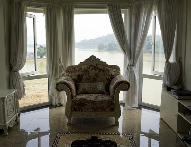 Khám phá biệt thự ven hồ của ông trùm Phan Quân trong Người phán xử - Ảnh 2.