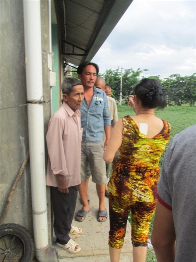 Chồng hờ truy sát vợ, quăng xuống ruộng rau - Ảnh 1.