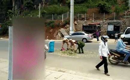 Hành động đẹp giữa trời nắng nóng của người CSGT khiến dân tình xúc động
