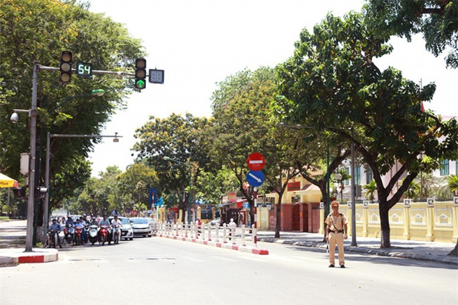 Hành động đẹp giữa trời nắng nóng của người CSGT khiến dân tình xúc động - Ảnh 4.