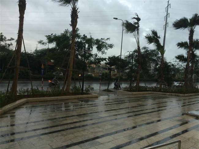Mây đen che kín bầu trời, Hà Nội đang đón trận mưa rào cực lớn - Ảnh 3.