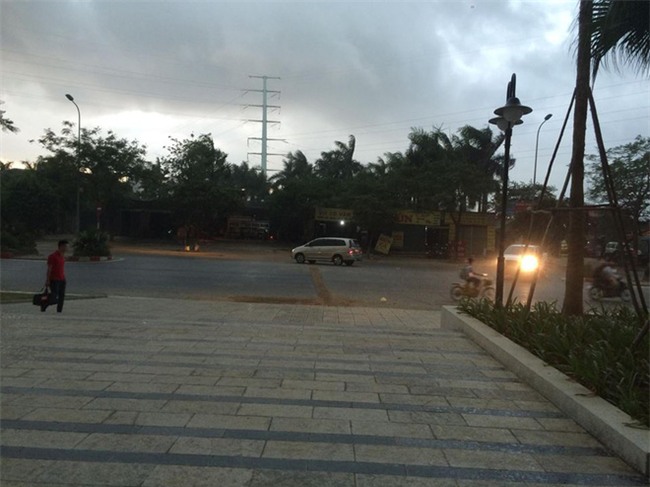 Mây đen che kín bầu trời, Hà Nội đang đón trận mưa rào cực lớn - Ảnh 12.