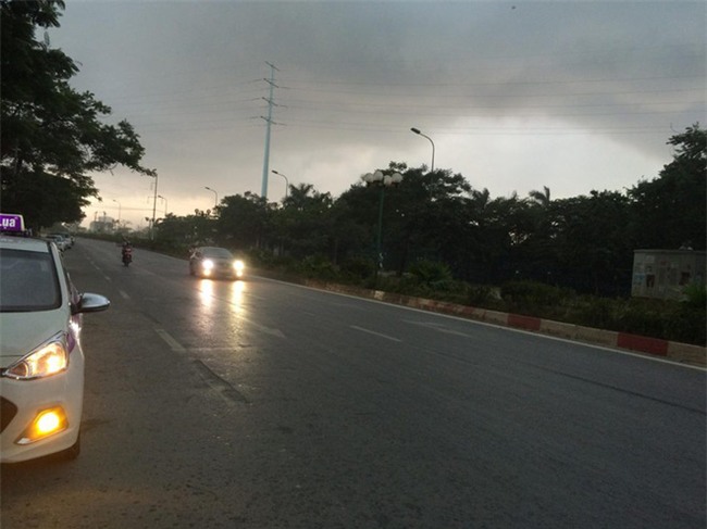 Mây đen che kín bầu trời, Hà Nội đang đón trận mưa rào cực lớn - Ảnh 13.