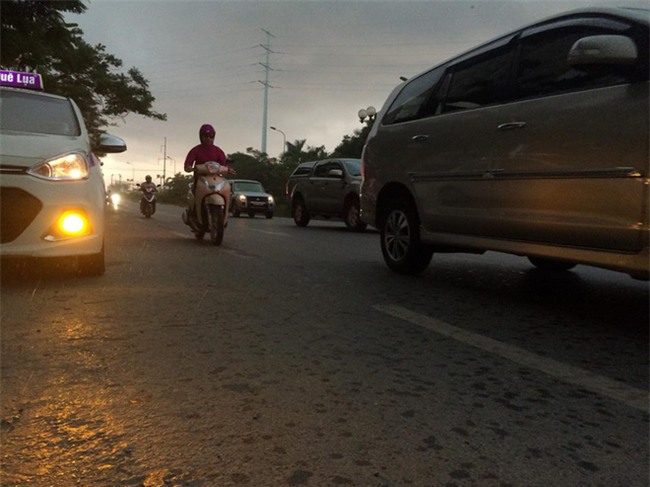 Mây đen che kín bầu trời, Hà Nội đang đón trận mưa rào cực lớn - Ảnh 14.