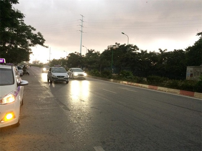 Mây đen che kín bầu trời, Hà Nội đang đón trận mưa rào cực lớn - Ảnh 15.