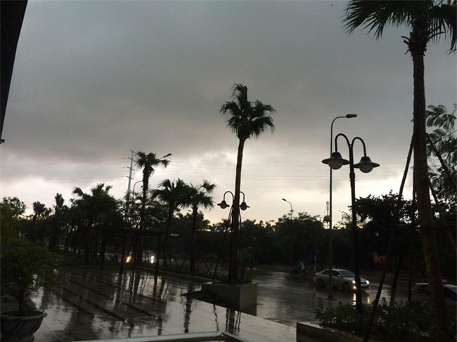 Mây đen che kín bầu trời, Hà Nội đang đón trận mưa rào cực lớn - Ảnh 16.