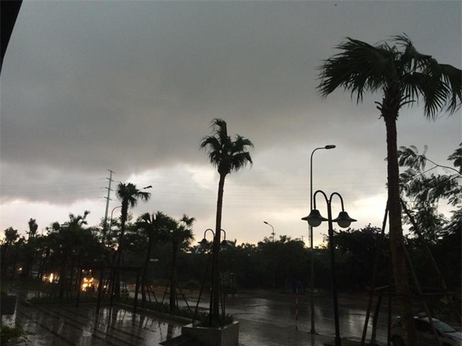 Mây đen che kín bầu trời, Hà Nội đang đón trận mưa rào cực lớn - Ảnh 17.