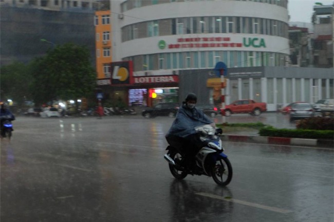 Mây đen che kín bầu trời, Hà Nội đang đón trận mưa rào cực lớn - Ảnh 18.