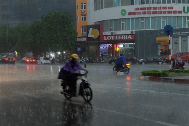 Mây đen che kín bầu trời, Hà Nội đang đón trận mưa rào cực lớn - Ảnh 20.