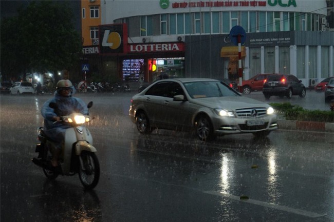 Mây đen che kín bầu trời, Hà Nội đang đón trận mưa rào cực lớn - Ảnh 21.