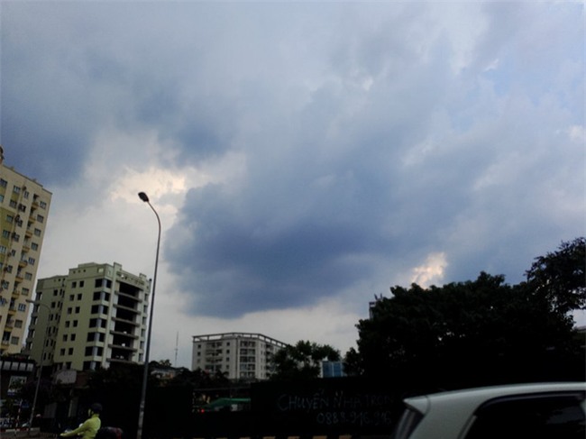Mây đen che kín bầu trời, Hà Nội đang đón trận mưa rào cực lớn - Ảnh 4.