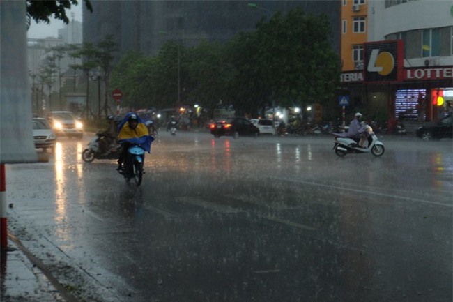 Mây đen che kín bầu trời, Hà Nội đang đón trận mưa rào cực lớn - Ảnh 22.