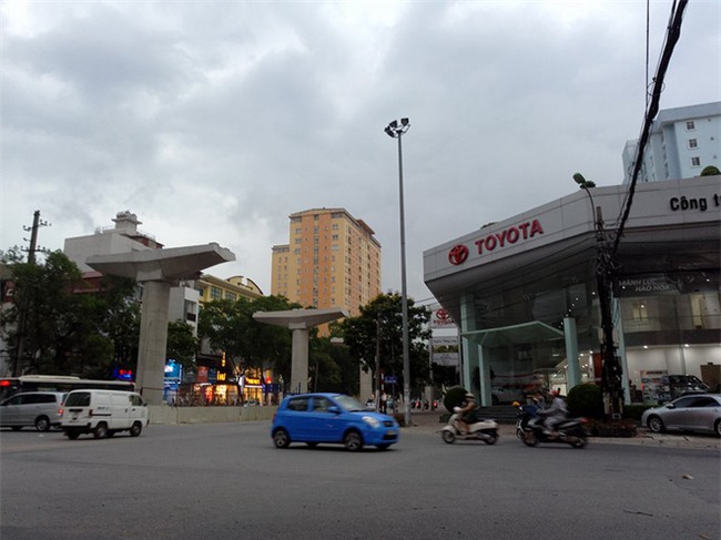 Mây đen che kín bầu trời, Hà Nội đang đón trận mưa rào cực lớn - Ảnh 5.