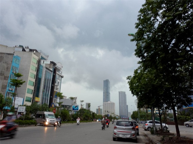 Mây đen che kín bầu trời, Hà Nội đang đón trận mưa rào cực lớn - Ảnh 7.