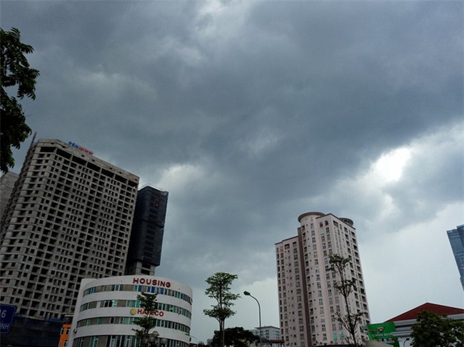Mây đen che kín bầu trời, Hà Nội đang đón trận mưa rào cực lớn - Ảnh 9.