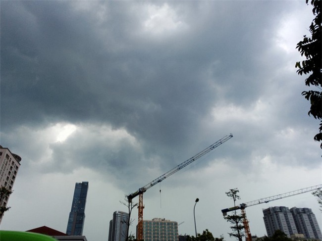 Mây đen che kín bầu trời, Hà Nội đang đón trận mưa rào cực lớn - Ảnh 10.