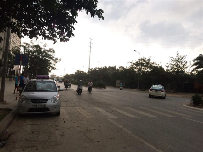 Mây đen che kín bầu trời, Hà Nội đang đón trận mưa rào cực lớn - Ảnh 11.